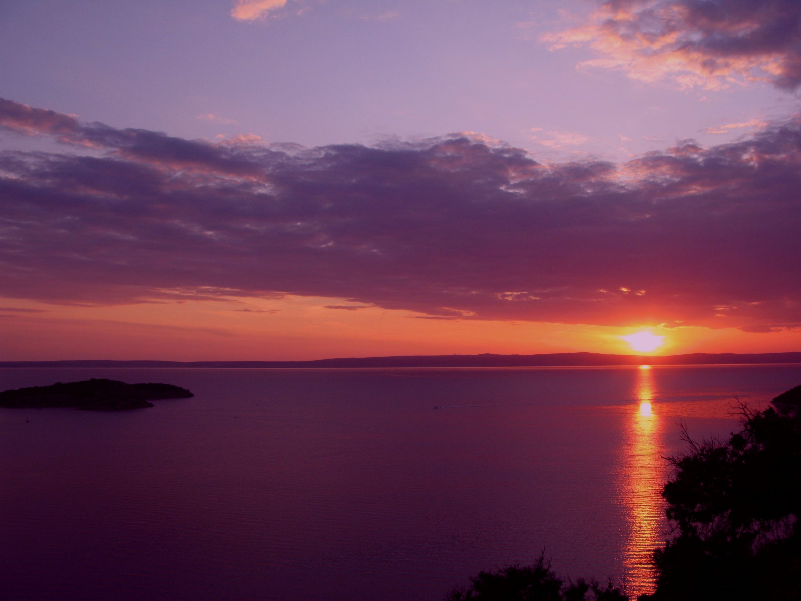 Supetarska_Draga_-_Sunset_-View_from_Mali_Lošinj(_Cres)_-_panoramio